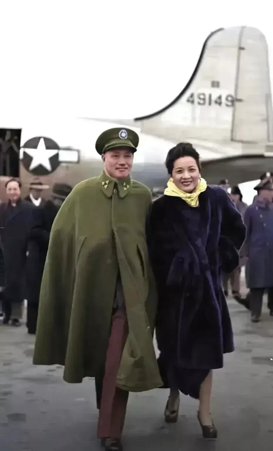 宋美龄和蒋介石刚下飞机被抓拍，他俩可不是替身，他俩可都是货真价实的真人