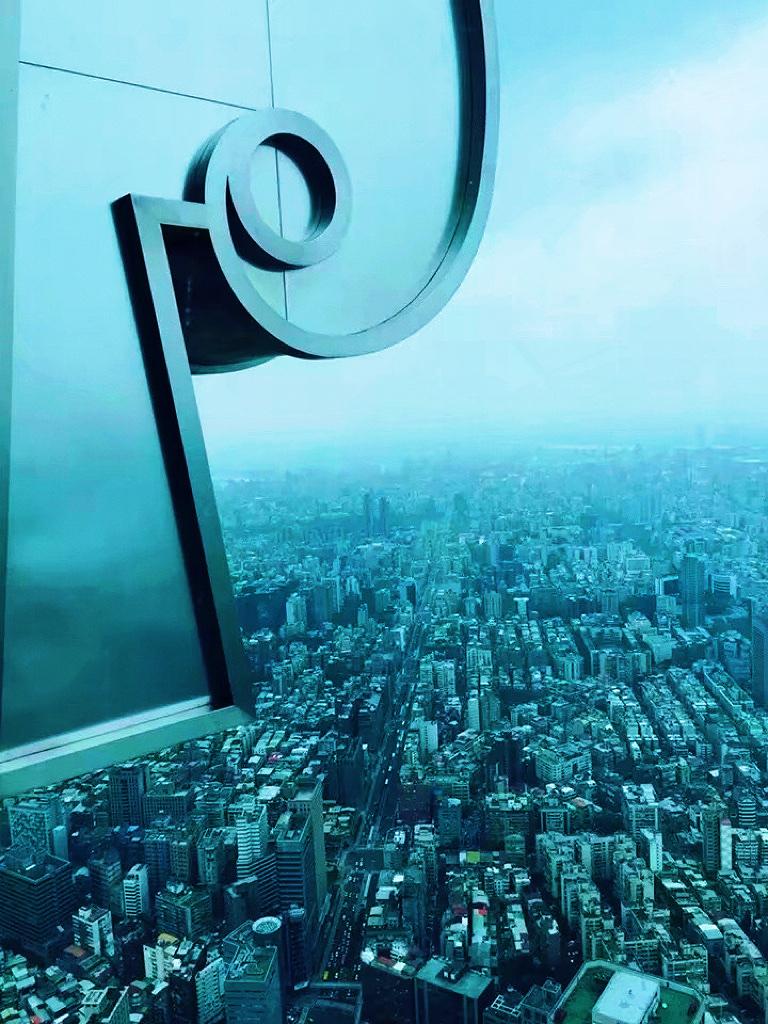 中国台湾省台北市101大楼，是台湾最高、也是世界第五高的摩天大楼，位于台北市信义