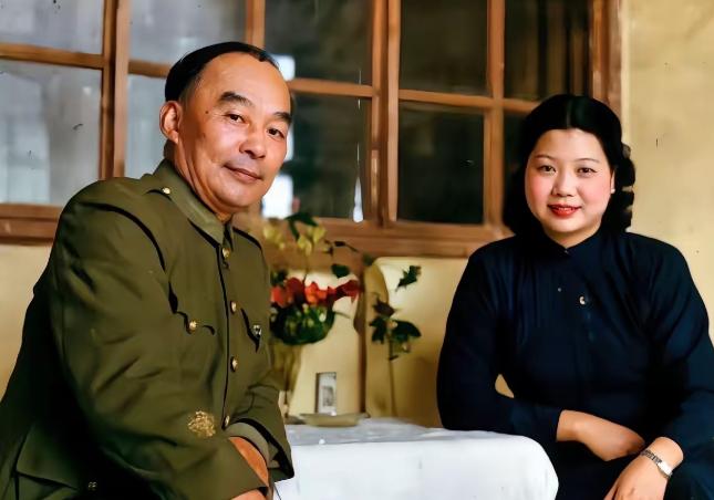 1947 年，51 岁的胡宗南迎娶小他 17 岁的叶霞翟，坊间一直流传叶霞翟曾是