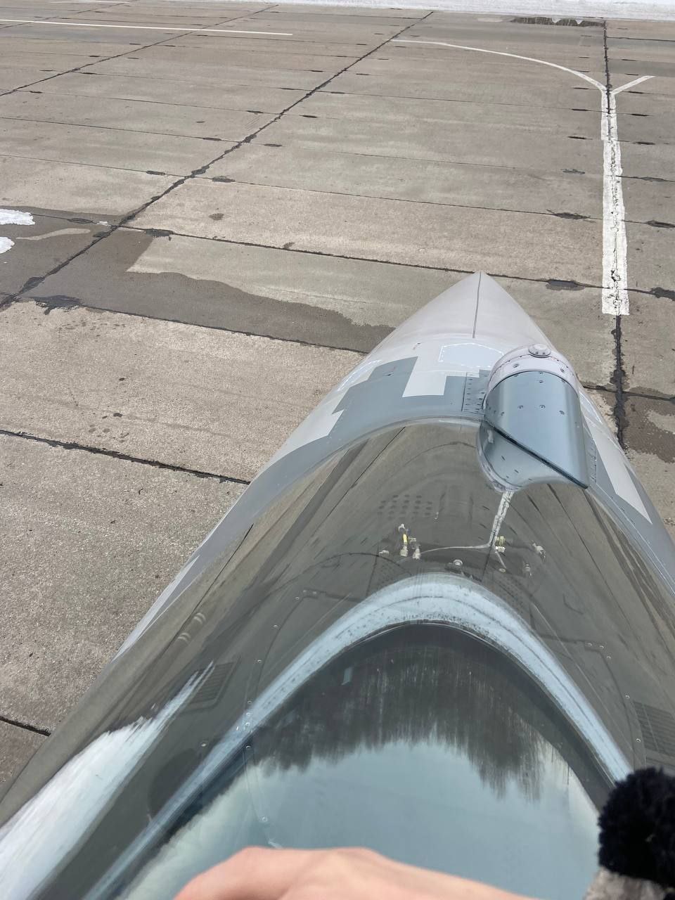 2025状态的俄军自用量产型Su-57，座舱显示器并未采用展示过的一体超大屏，而