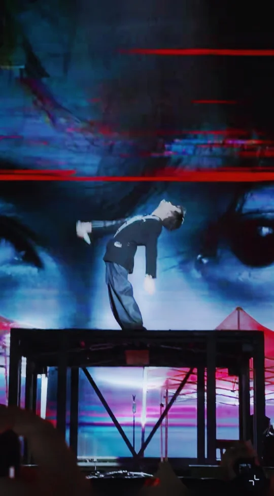 这个舞美的视觉效果好震撼！