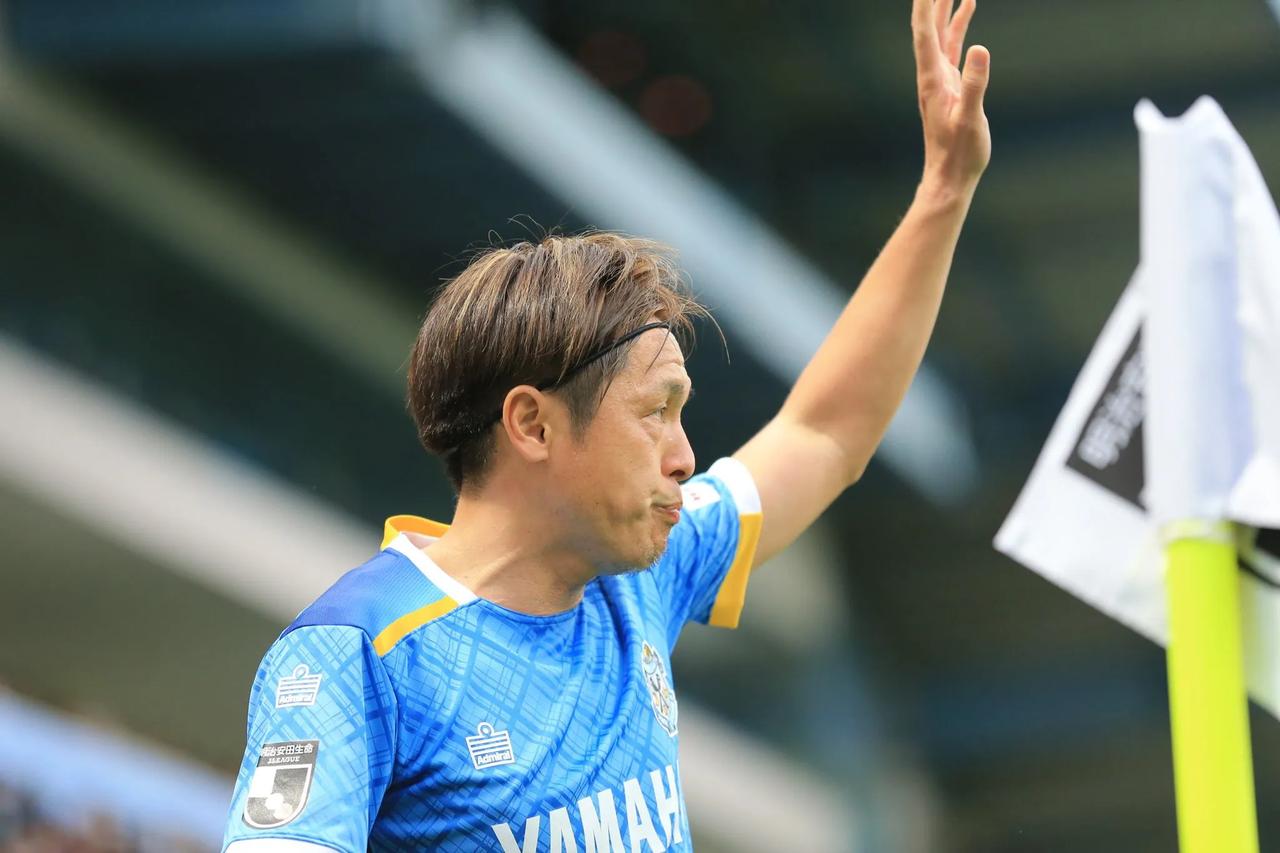 43岁日本老将远藤保仁宣布退役，新赛季他将加入大阪钢巴一线队教练组。

远藤保仁