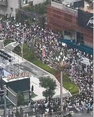 #王鹤棣广东活动是空降#王鹤棣今天的线下活动没有预告，直接空降现场，居然还来了这