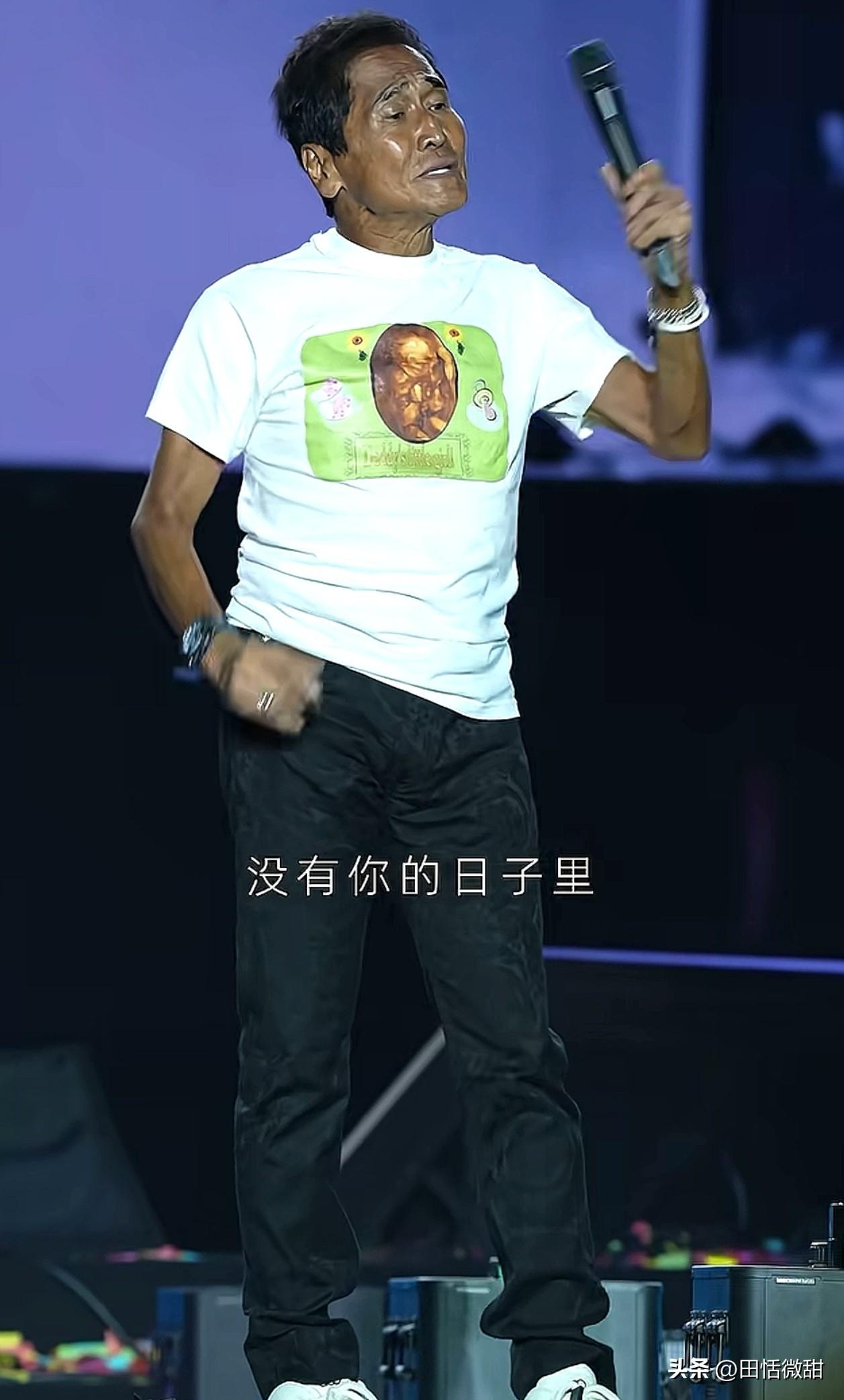 齐秦演唱会唱歌，网友留言一个比一个会聊天，笑不活了。

还说一定要看一次齐秦的演