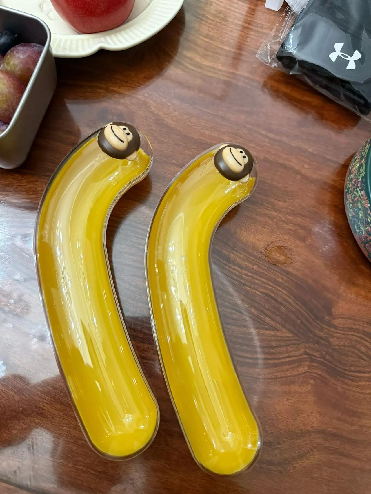 今天在火车上第一次见到这么创意的东西。
      创意猴子造型香蕉保鲜盒（也叫