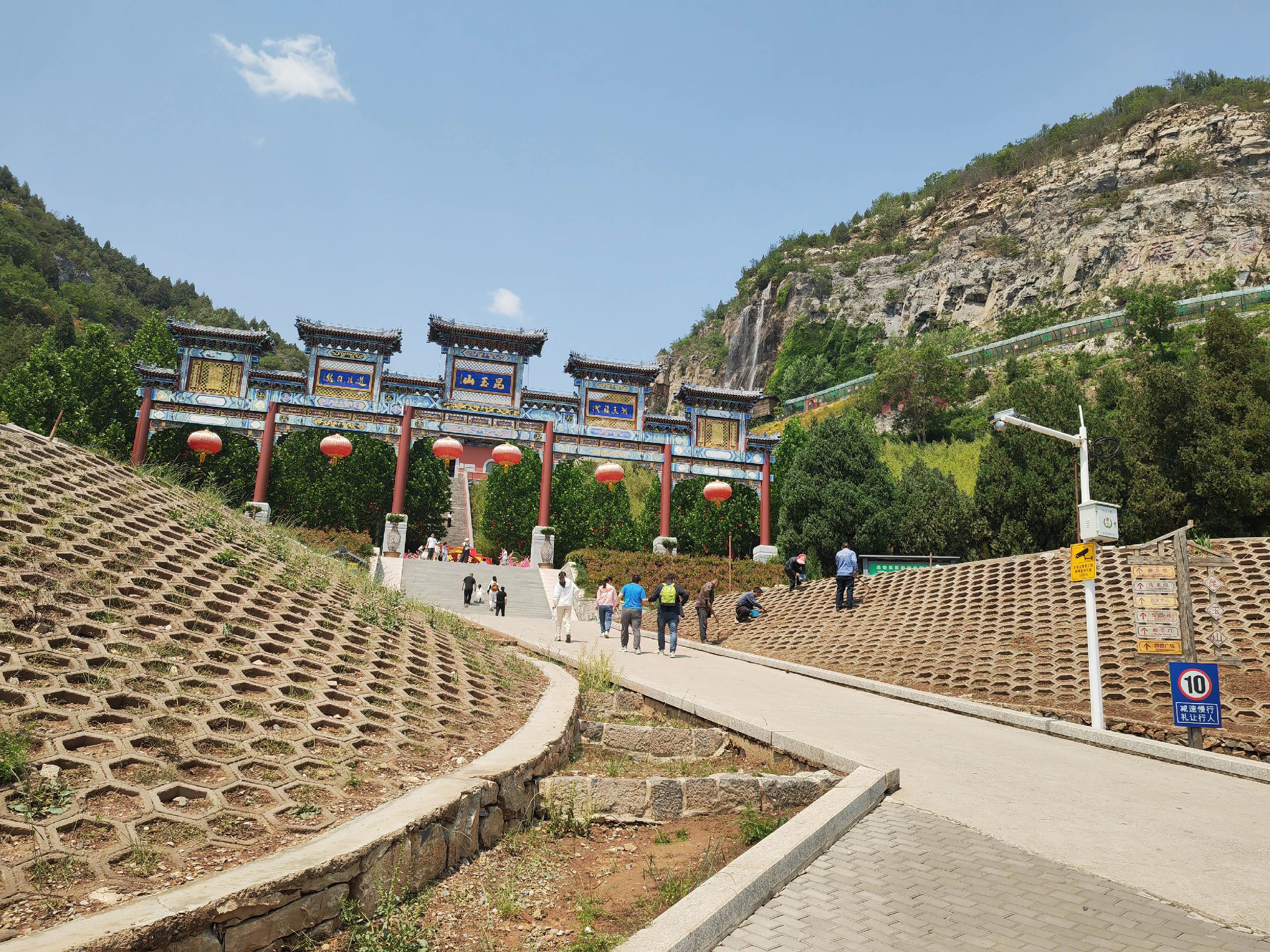 重症肌无力。双眼间断视物重影半年，加重伴间断双眼上睑下垂1周的病人。