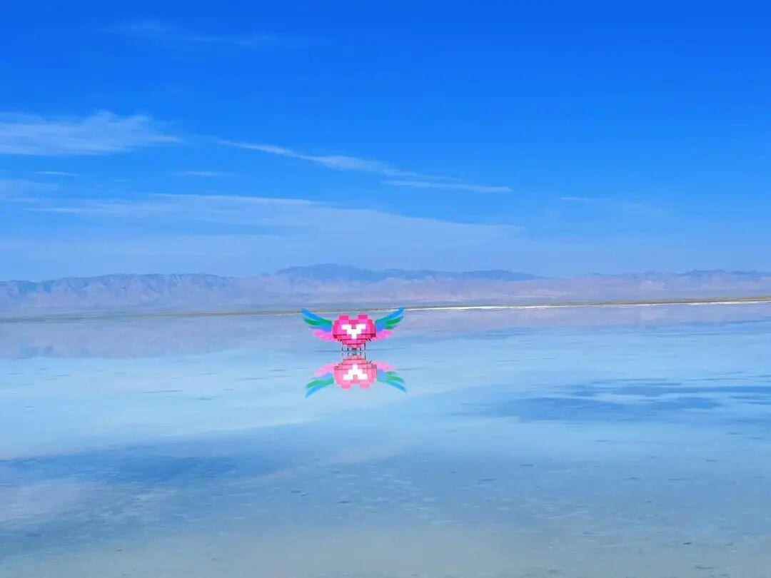 茶卡盐湖心形雕塑被吐槽：好好的天空之镜，何必画蛇添足？
 
青海茶卡盐湖，本该是