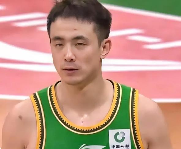 千万别被乌戈骗了，这才是赵继伟打替补的真正原因。
乌戈执教辽篮后，有个非常大的变