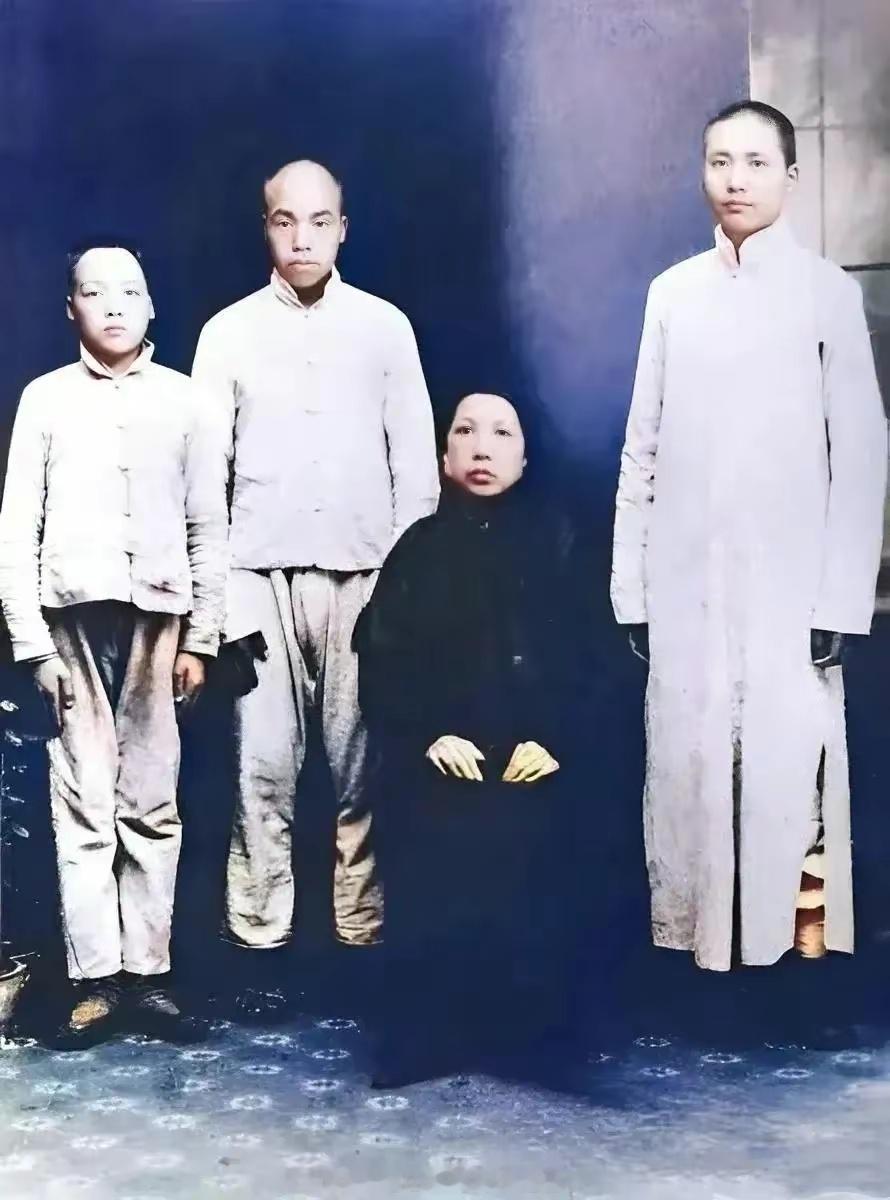 主席家中六张缺憾的合影，第三张最缺憾！第六张太悲壮！第一张，唯一的母子合影，缺父