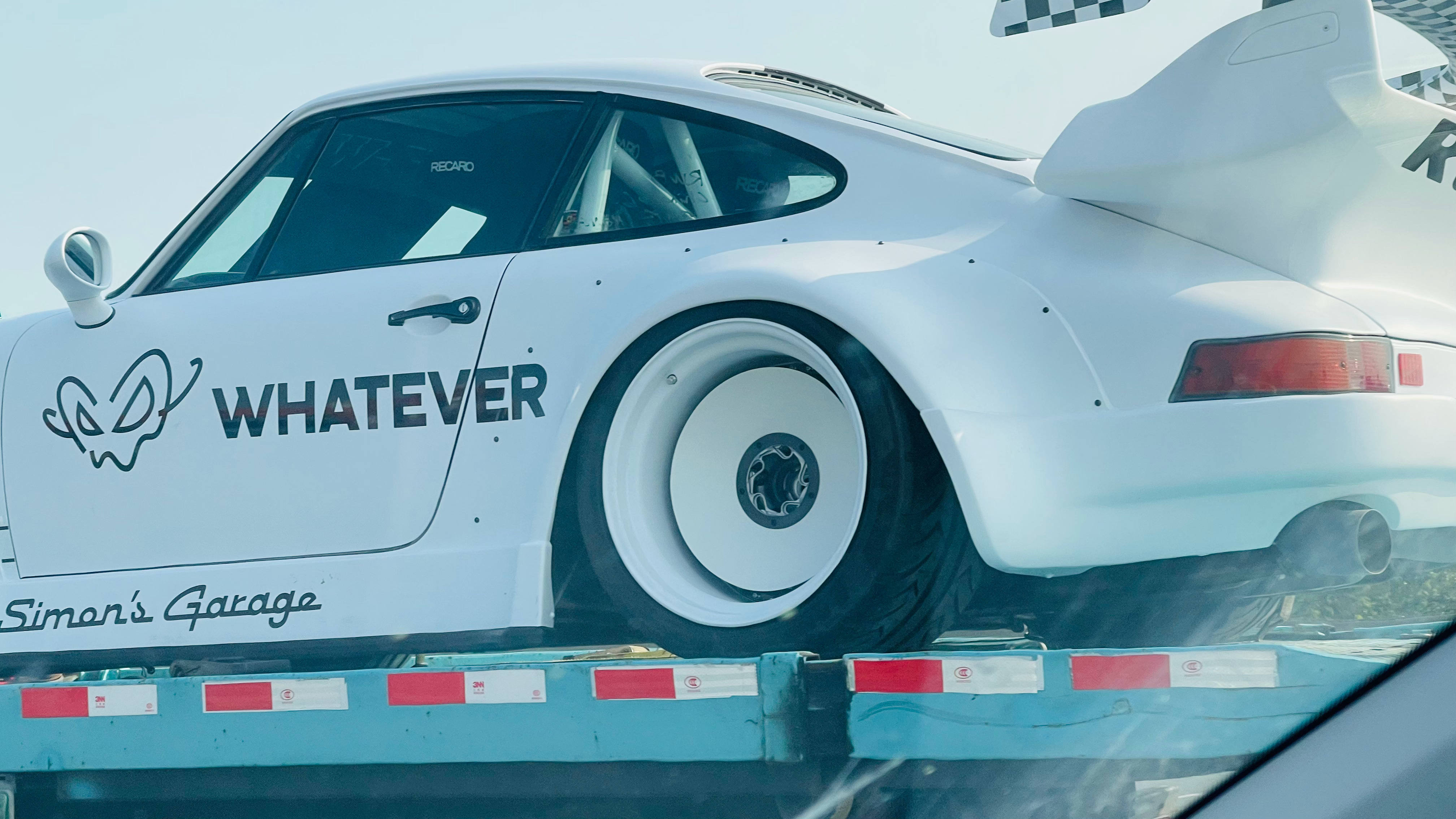 深圳改装车展，把 RWB 都招来了？不过我一直欣赏不来这个，而且随心所欲的切割手