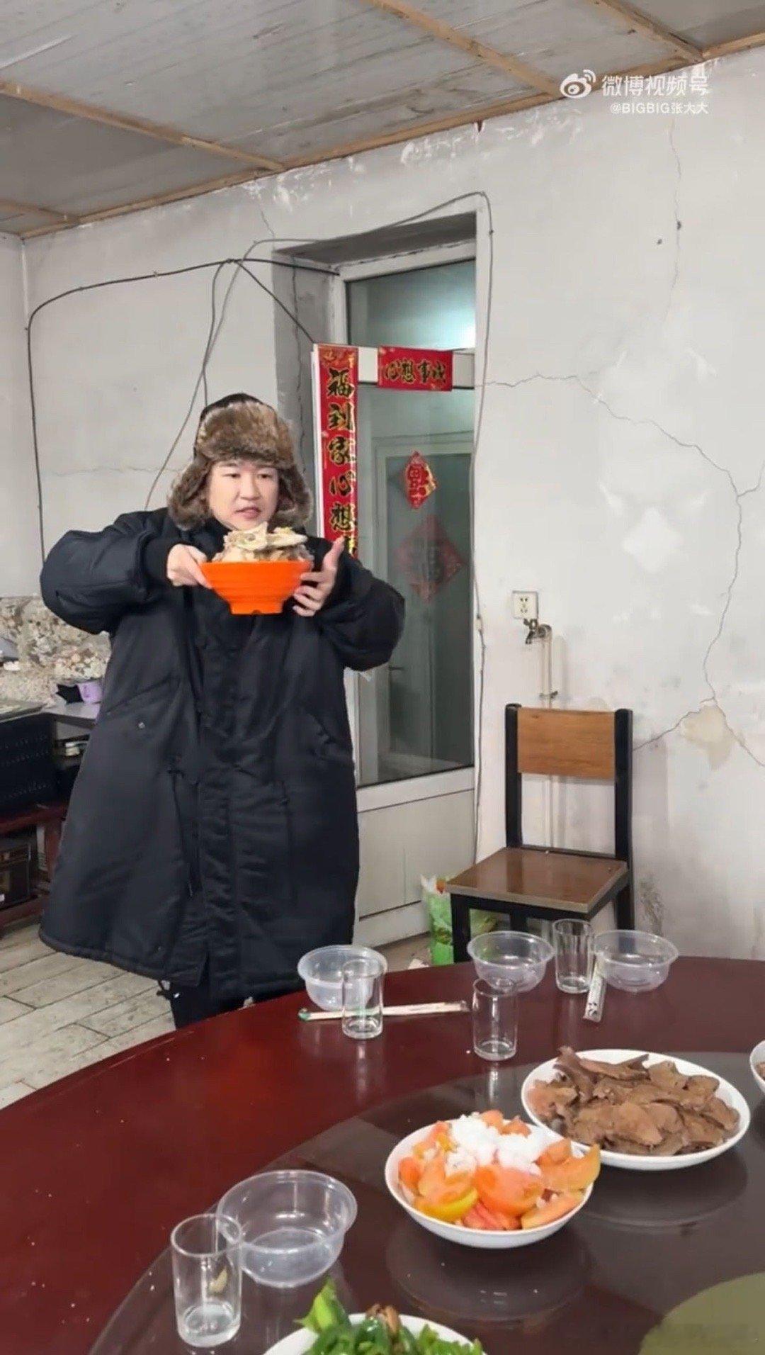 #张大大去东北人家里做杀猪菜# 张大大上的厅堂，下的厨房，这么优秀的张大大，谁能