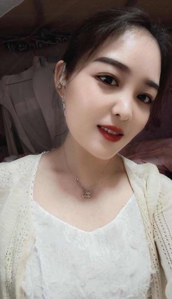 红妆美人笑，玉佩映秋光。轻移莲步韵悠长，罗裙飘处带花香。那红妆美人眉眼弯弯，似藏