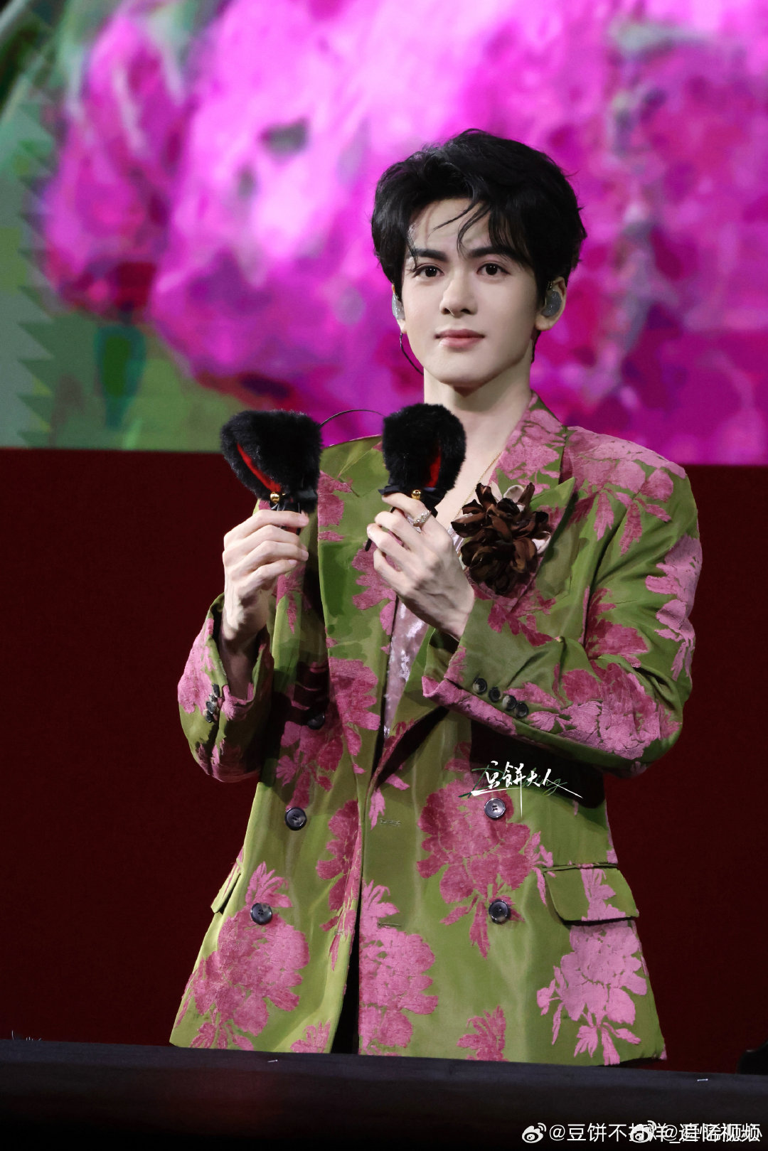 曾舜晞给粉丝扔吃的比钻石手麦还闪耀的是曾舜晞的脸 夏日派对氛围感拉满，贴心投喂零