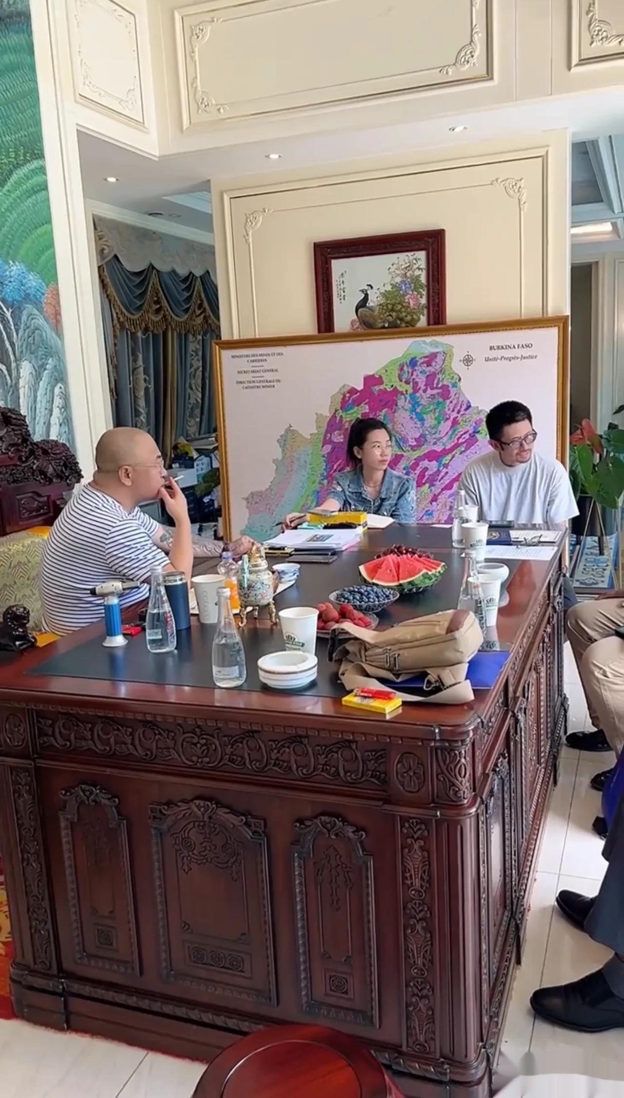 东方阿保在快手以神豪刷客的身份出现，虽然刷了4个多亿的礼物，但是粉丝量不高，口碑