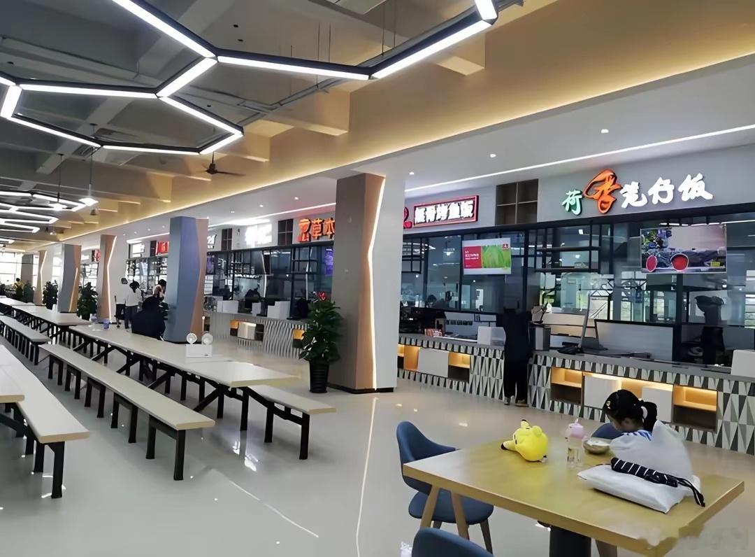南京一大学食堂招博士没什么奇怪的，街道办招清洁工都要博士，食堂凭啥不能招博士？人