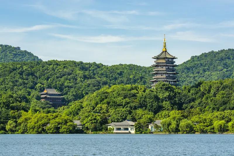 【杭州车主遭遇“价格陷阱”！4S店隐藏费用引发消费者维权风暴】  

近日，一起