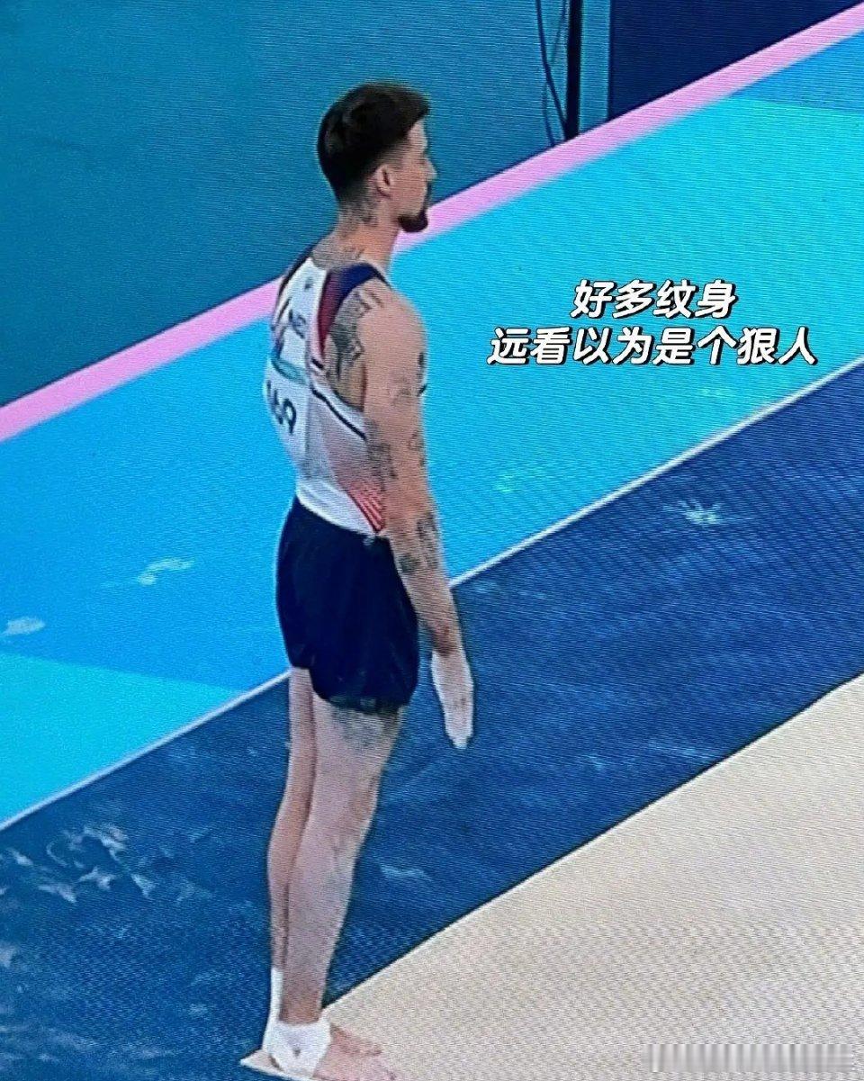 本以为这哥是个生人勿近的狠人，结果一看是个可爱宝宝！ ​​​