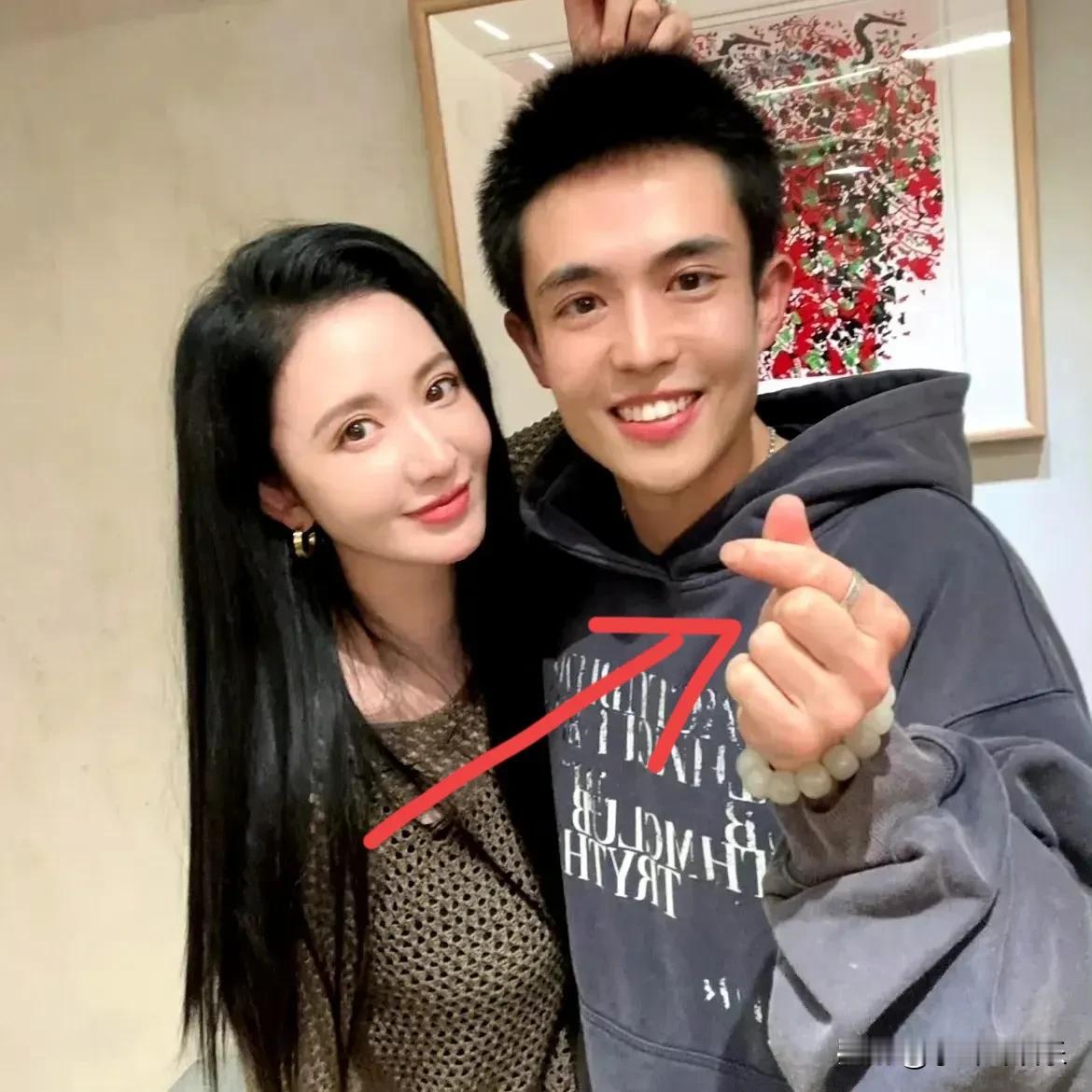 只有我觉得不妥吗

王星和张萌的这张合影

是不是超过了正常的
社交礼仪了？
