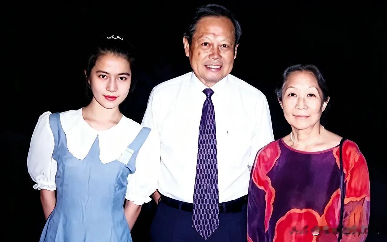 这张照片摄于1995年的汕头大学，当时第一届国际华人物理学大会在此举行，诺贝尔物