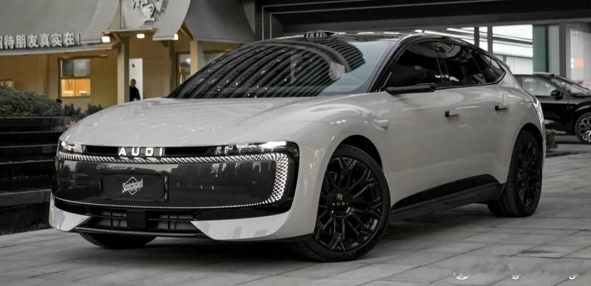 哦？黑脸的IGUA E5！有网友已经改出来了灯带很完整，应该是买的黑色然后贴的白