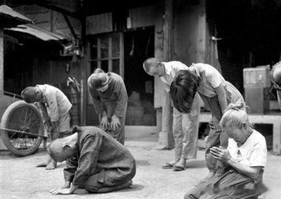 1945年8月15日，日本昭仁天皇亲自宣读《终战诏书》，宣布投降时，无数的日本民