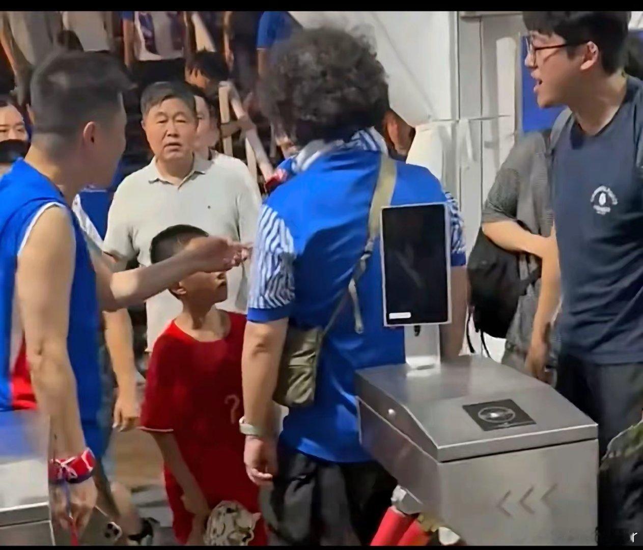 用户表示自己是上海人，从小看申花长大，是申花球迷，但也同样喜欢海港。德比时为申花