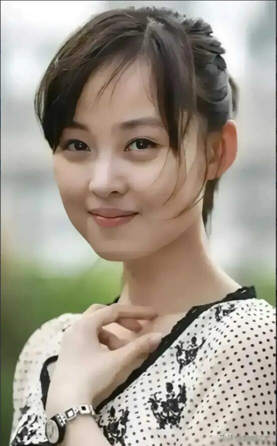 这位女演员拥有着完美的外形，是眉目清秀的大美女，气质超凡脱俗，五官精致，不知道什