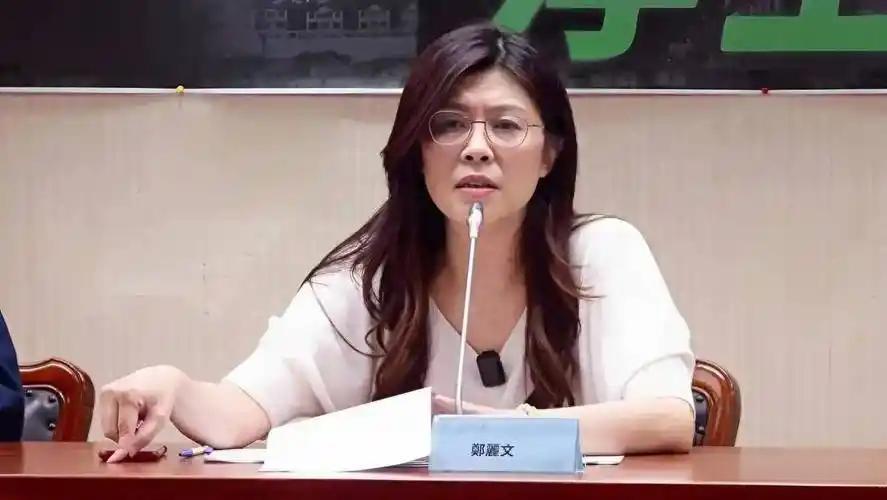 最近，国民党内部的一场培训课，意外变成了现任主席郑丽文的 “火线批判场”，她对着