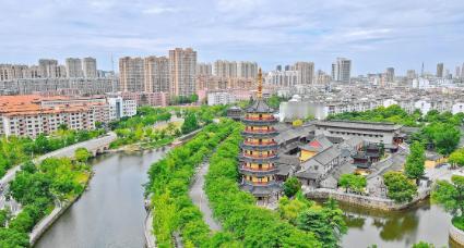 一、2026年多少分能上？
先说硬核的。2026年的录取分数线还没出来（得等录取