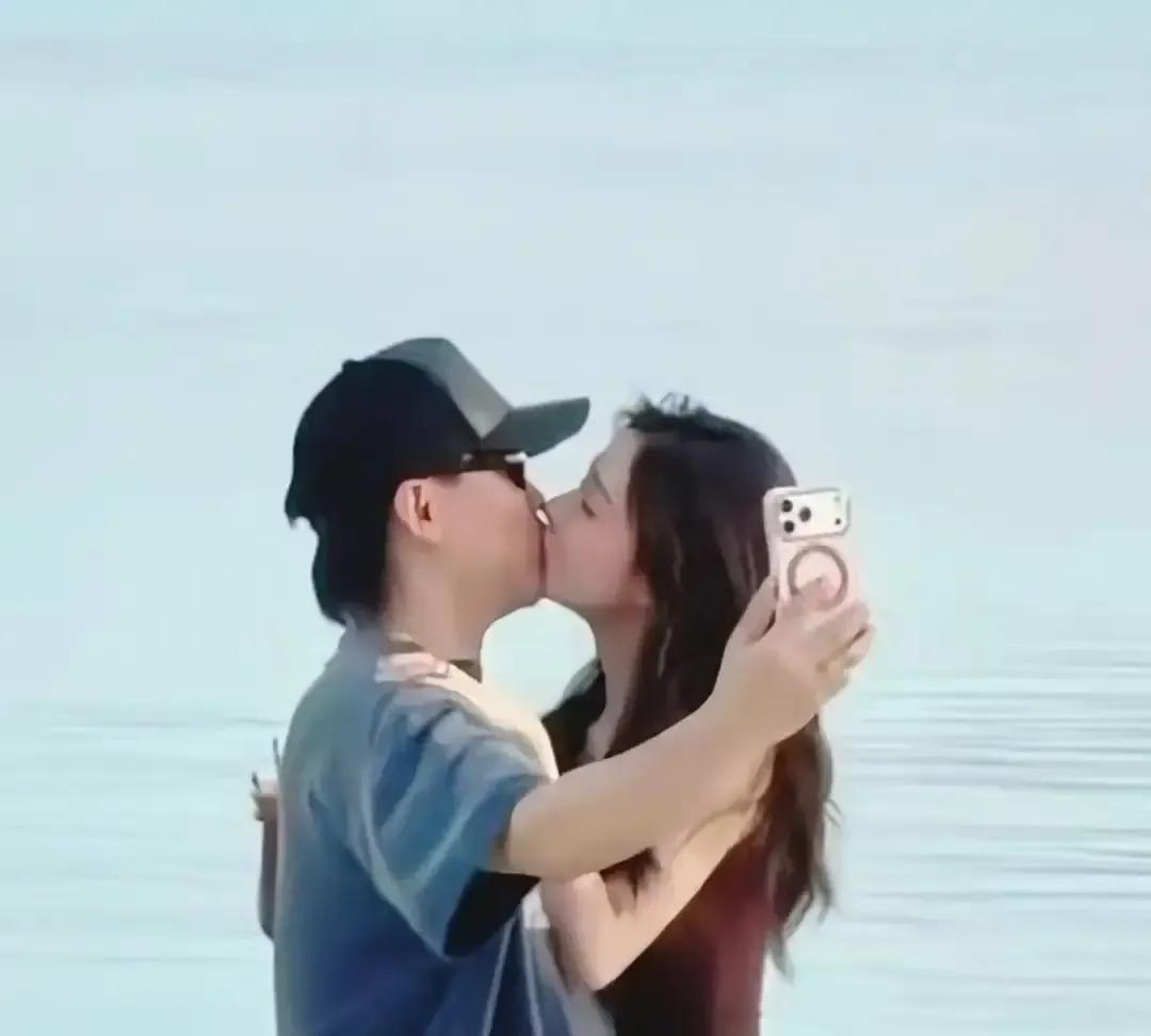 胡彦斌被拍到和易梦玲接吻，还举着手机自拍。
画面里两人贴得紧，他一边亲一边拿镜头
