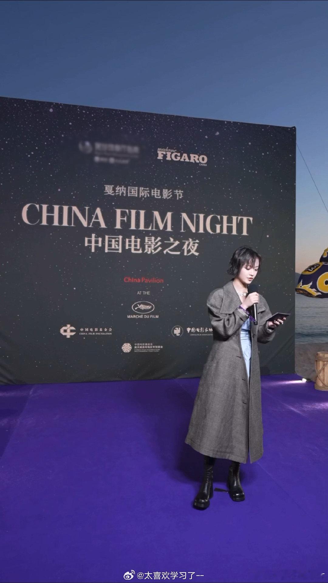 李庚希戛纳英文致辞温柔又有力量！李庚希戛纳全英文发言流畅标准，自信坦荡氛围感拉满