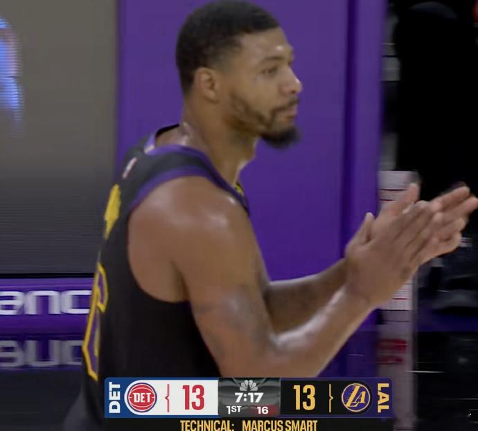 邓罗那个进攻动作有必要吗？直接一大肘子击中斯玛特眉角 詹姆斯41岁生日全网热点共