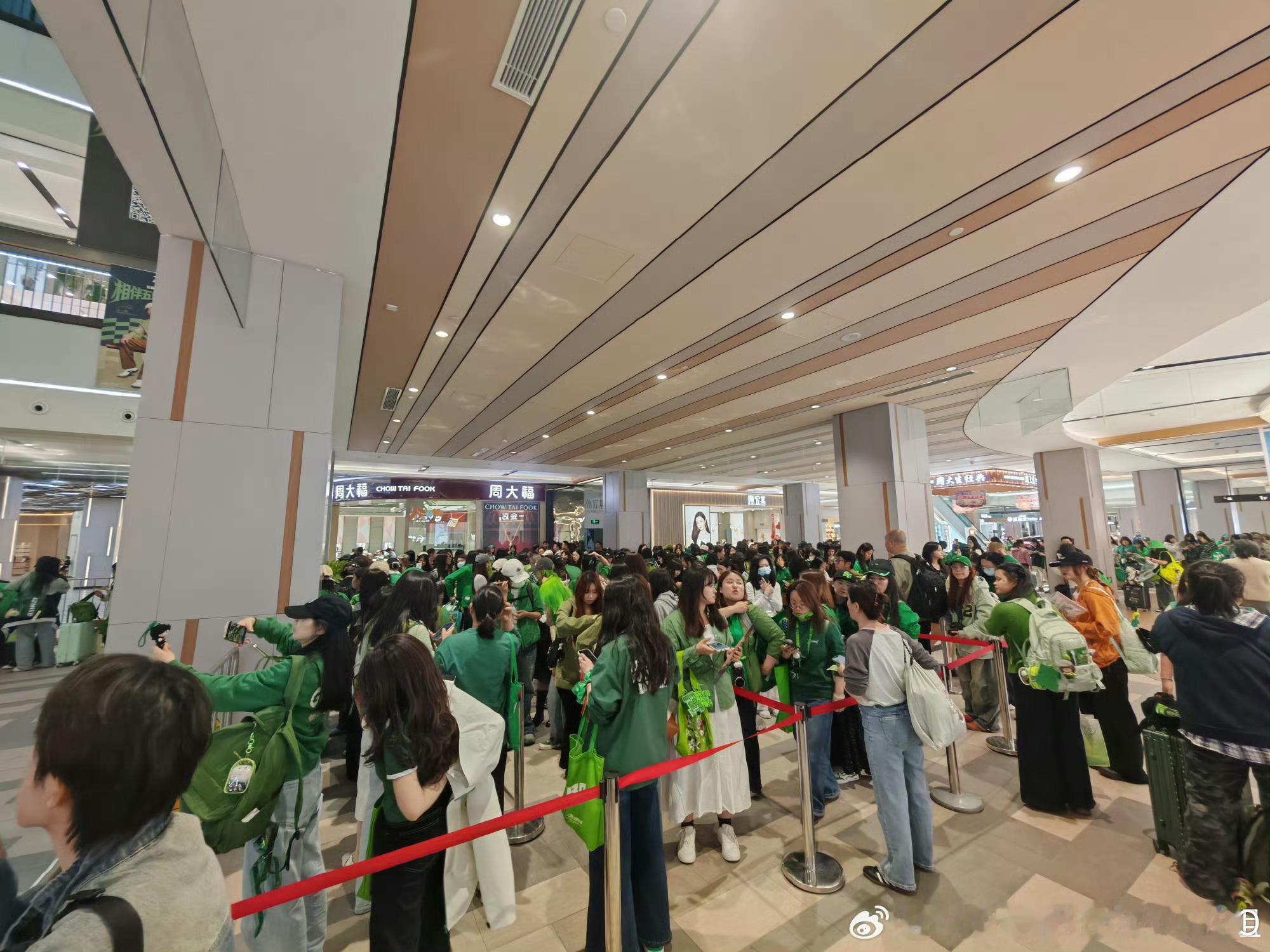 绿绿的，生机勃勃的样子，就很对味 赛车手王一博出战