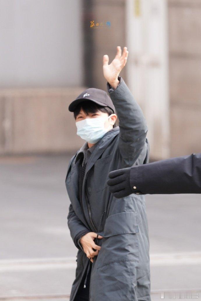 周深一件衣服穿了十几年 看到周深春晚联排，这件穿了十多年的羽绒服超有回忆，一路相