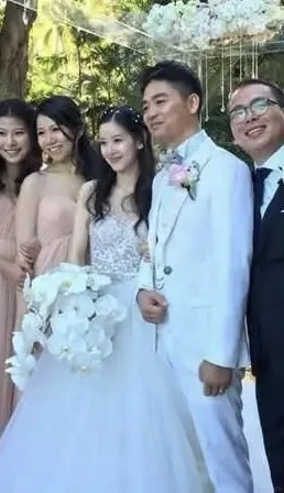 章泽天这一身婚纱造型还是很好看的👍