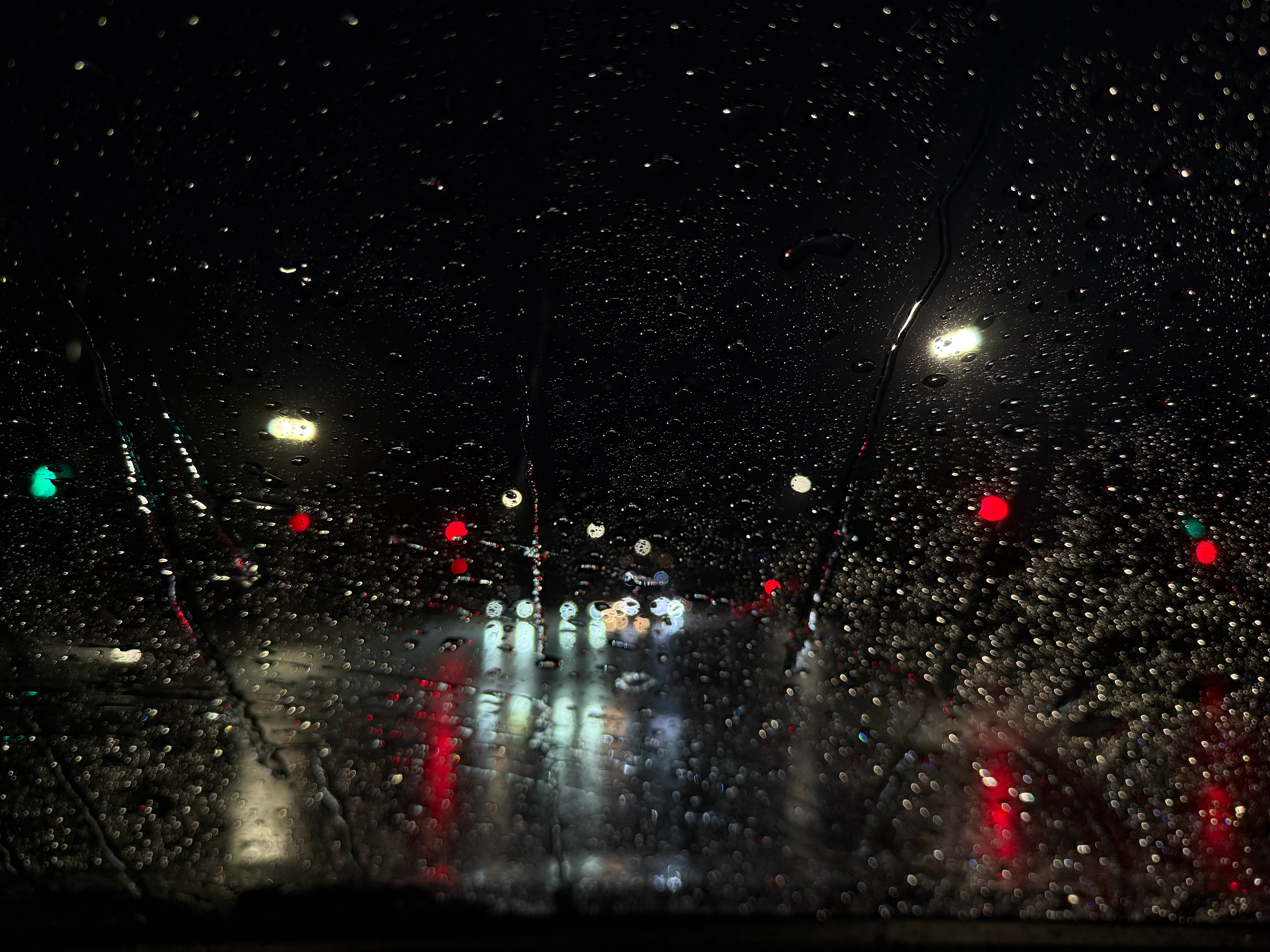 就算红色预警，也不会停工，也要加班，也得冒着暴雨回家！[捂嘴哭]暴雨才是牛马精神