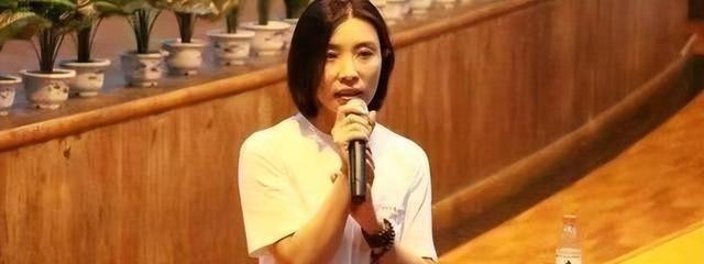 1998年，申通创始人聂腾飞开车冲出高速护栏最终身亡，妻子陈小英随后套现146亿