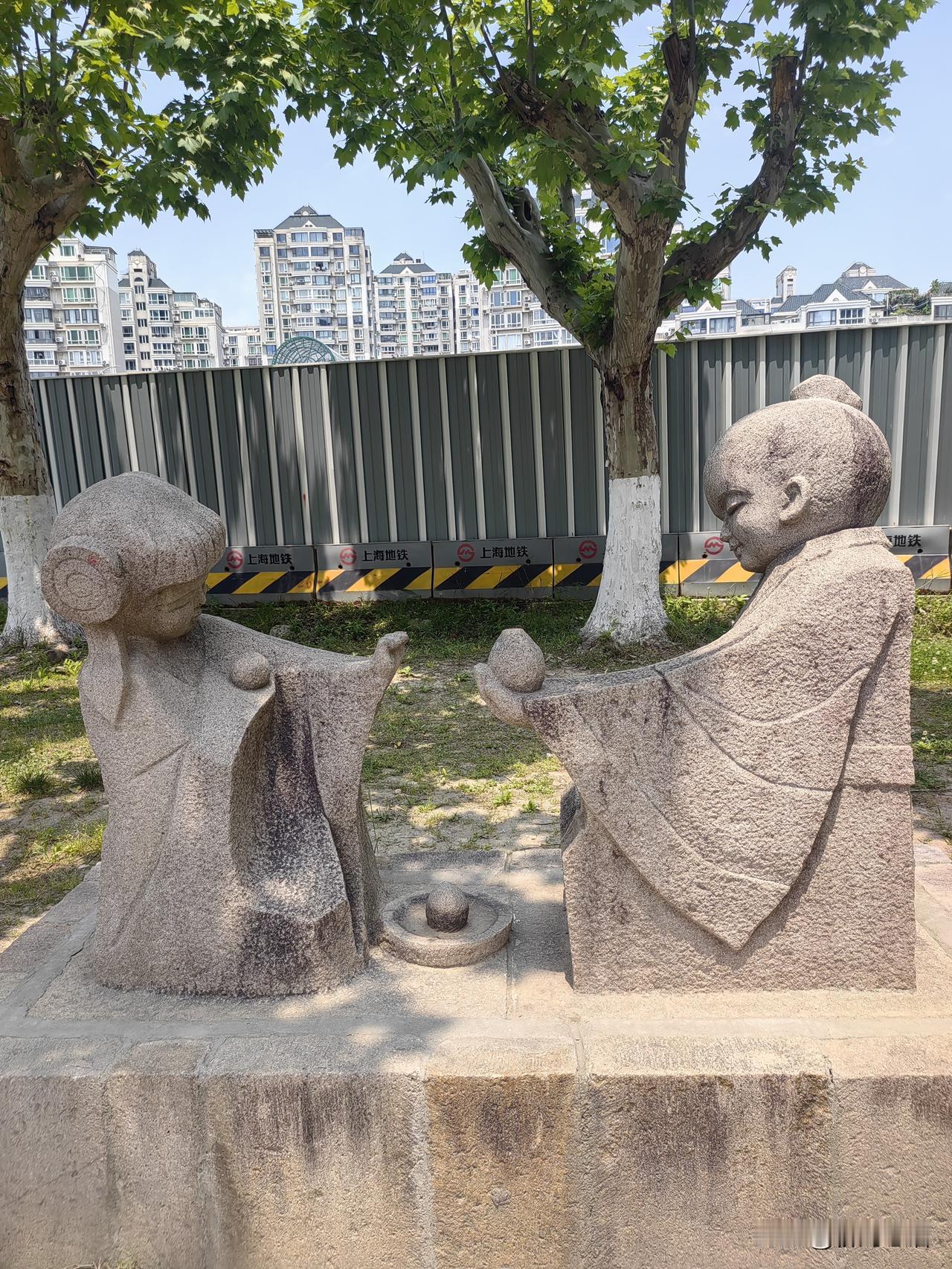 今天我一个人闲着没事去附近的公园溜达，大家能猜得出来吗？这是上海的哪个公园？