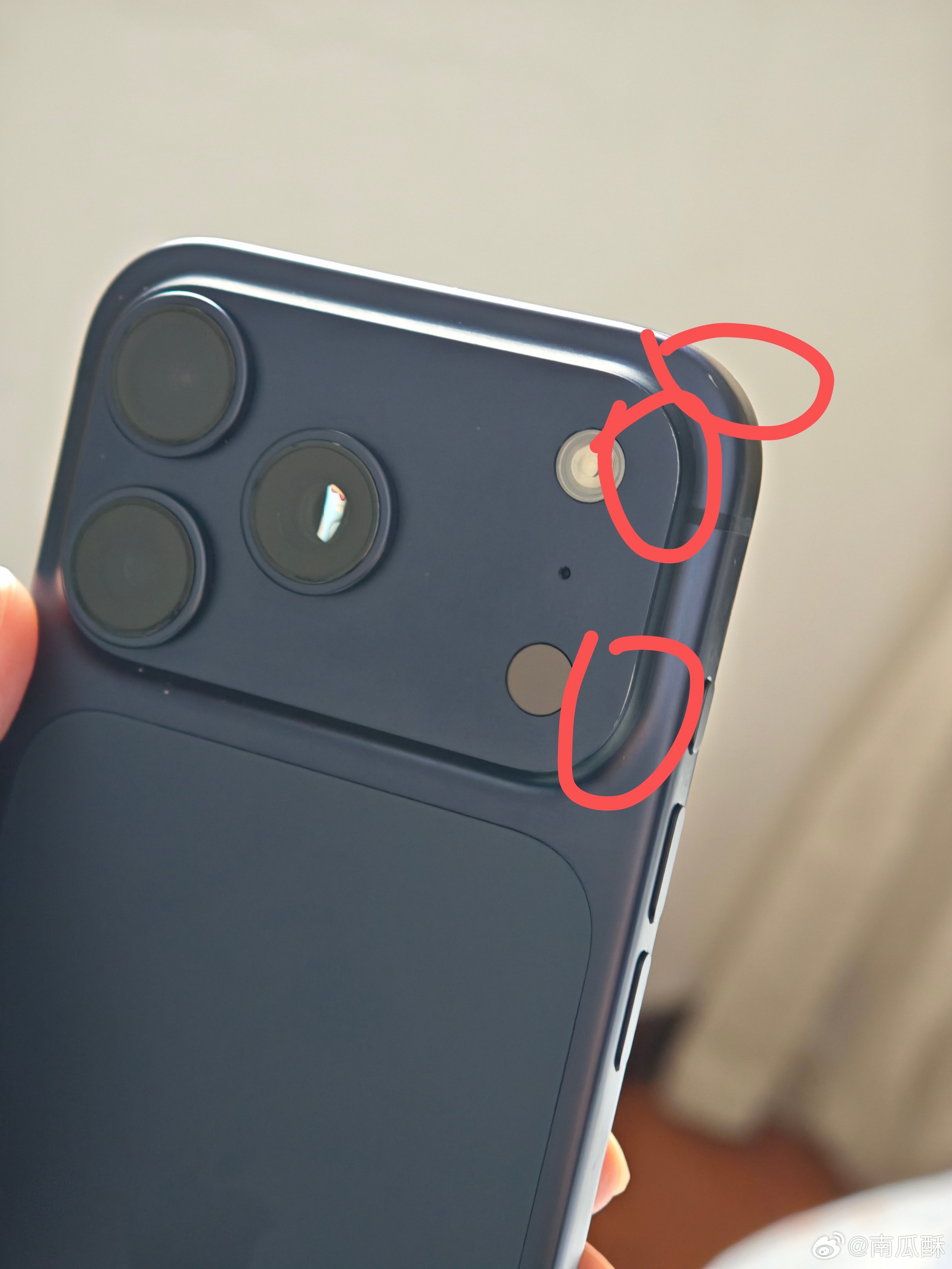 iPhone 17 Pro 特别容易掉漆，我这台已经到处褪色了。。。而且铝合金中