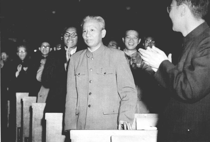 刘少奇当选为第一届全国人民代表大会常务委员会委员长，代表们向他表示热烈祝贺。