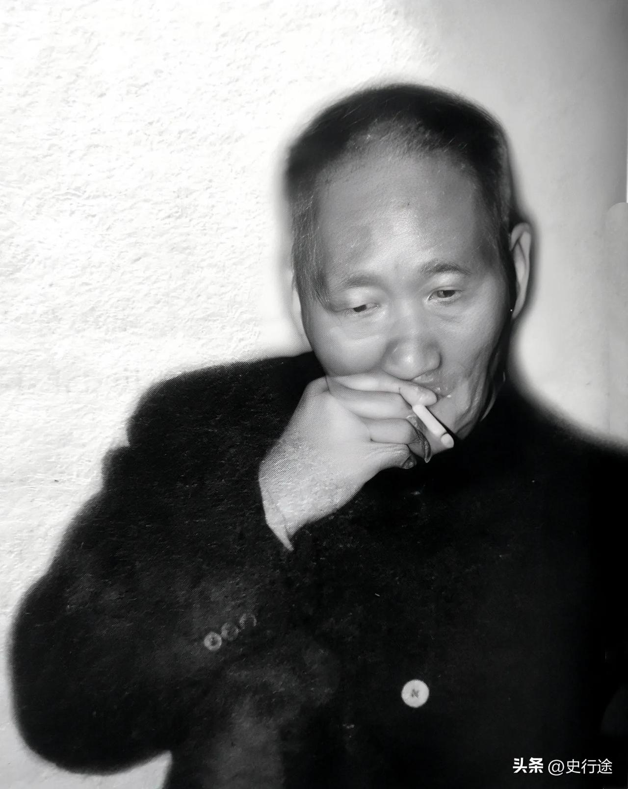 这是毛主席的次子毛岸青一张吸烟照，回韶山高兴时拍下的。
我们都知道毛主席吸烟多，