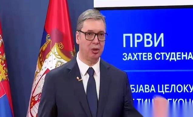 刷到一个画面，有点被戳到。
一个国家的总统，就站在一个黑乎乎的隧道口，像个孩子一