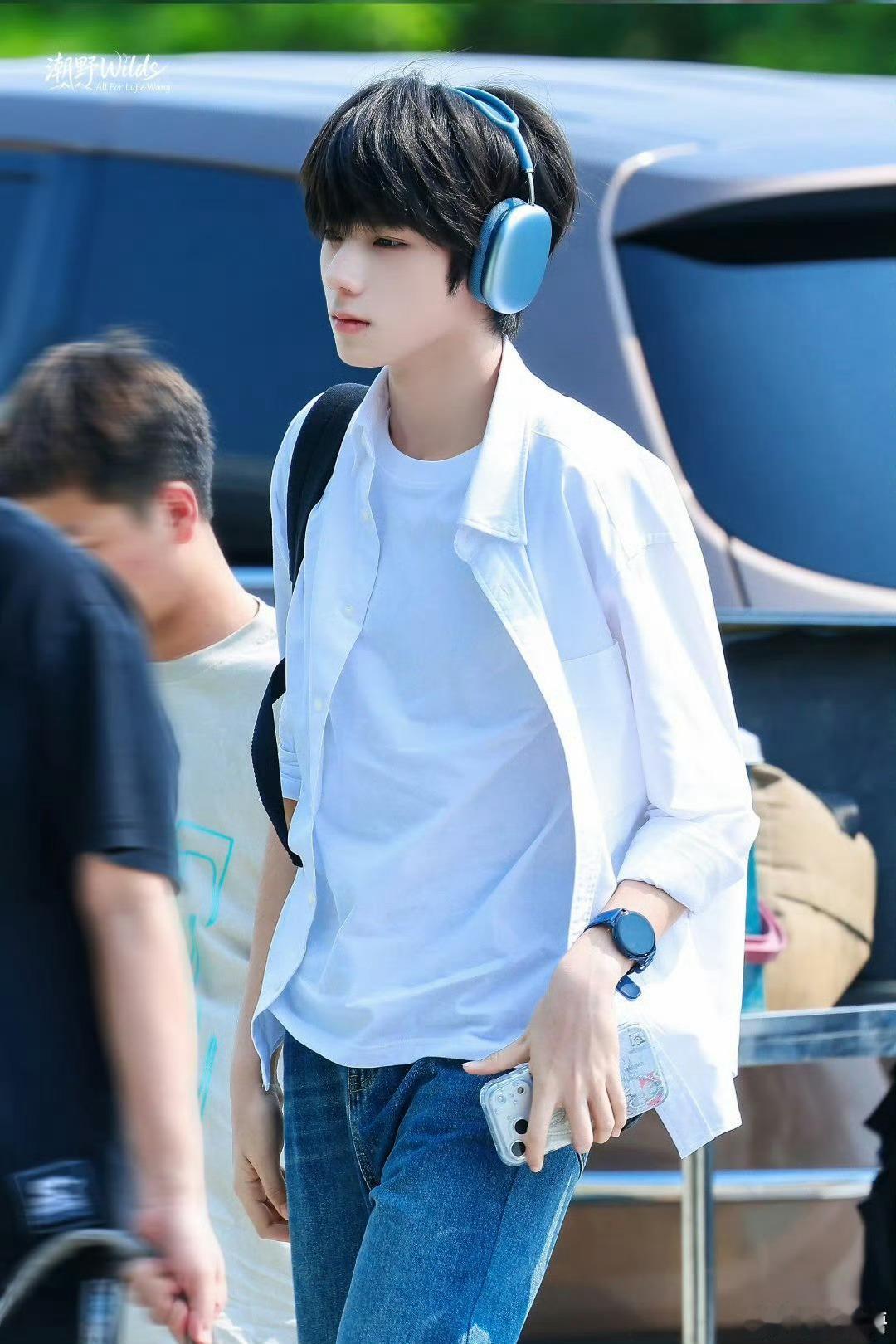 我们的少年时代2王橹杰戏份杀青，撸猫准备了盛大的杀青应援，杀青快乐啊帅气的白衣付