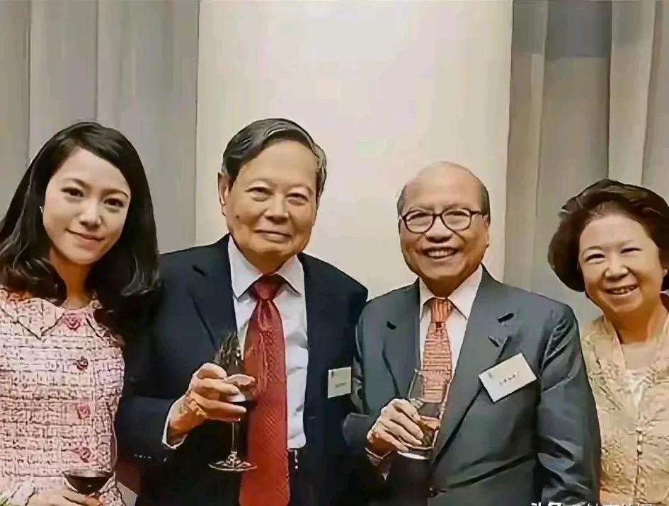 这张照片是杨振宁先生100周岁与妻子翁帆、岳父岳母的全家福。

此时妻子翁帆46