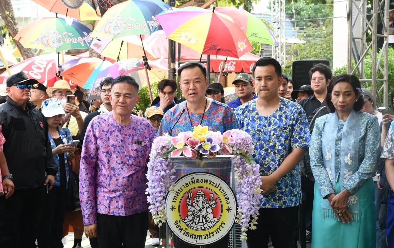 ​泰国与中国一样有传统的泼水节，拥有212年历史的帕巴登宋干节，而且产生的效果非