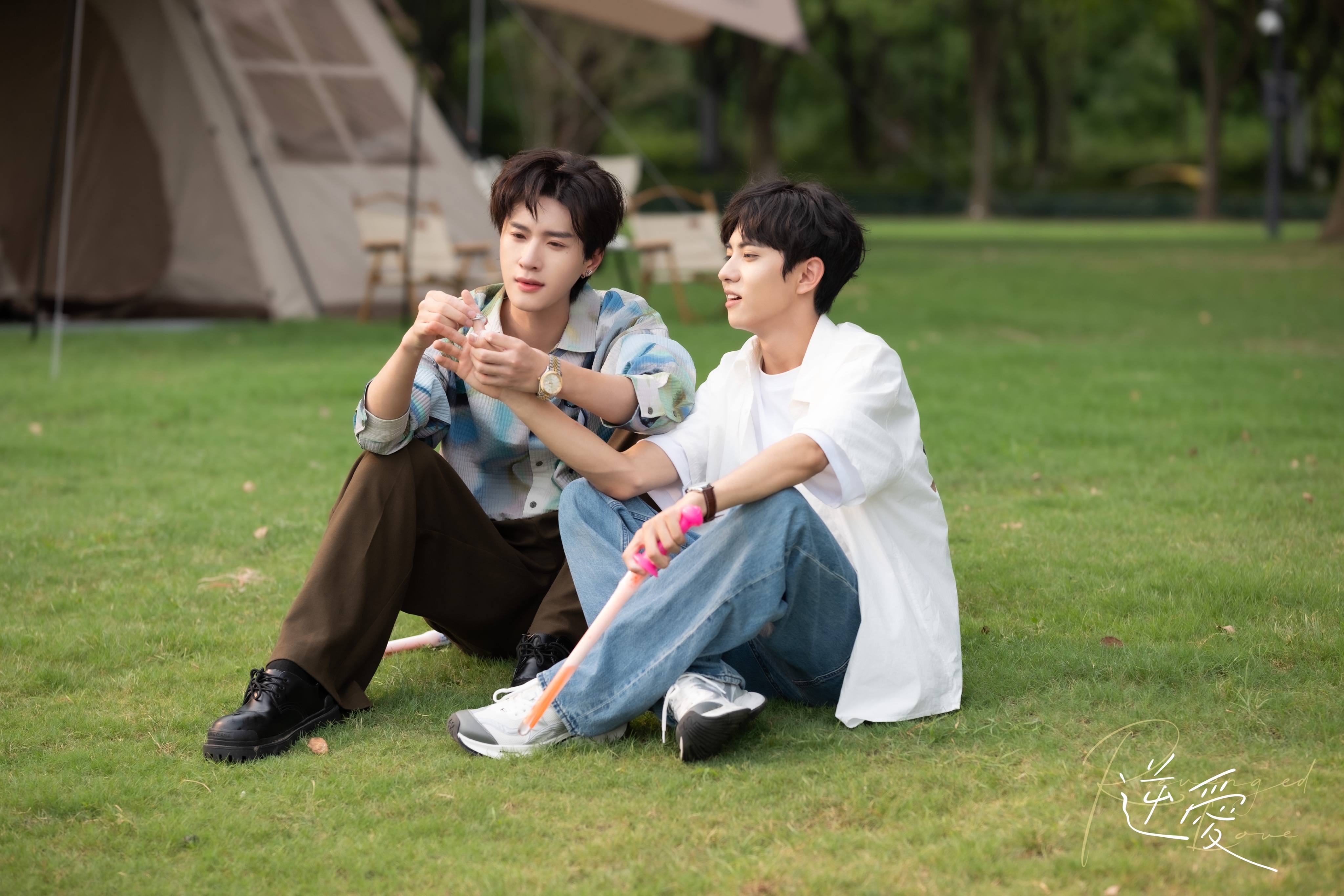 还是不得劲，剧照都能连连看了，果酱的戴戒指花絮呢！ 