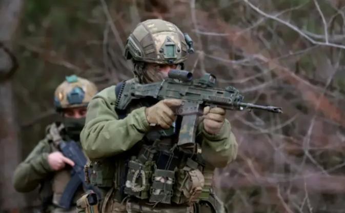乌克兰的兵快打光了，俄军清理战壕，扒开尸体堆时，发现倒在血泊里的几十具尸体压根没