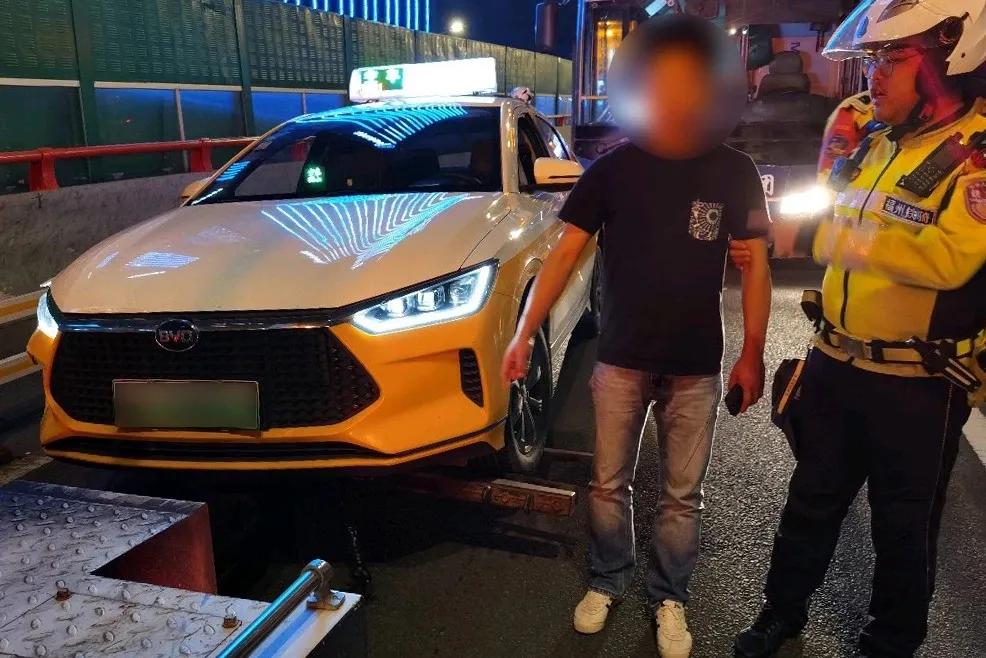 光棍节醉驾被抓
2024年11月11日晚上，的士师傅黄先生饮酒醉驾驶新能源出租车