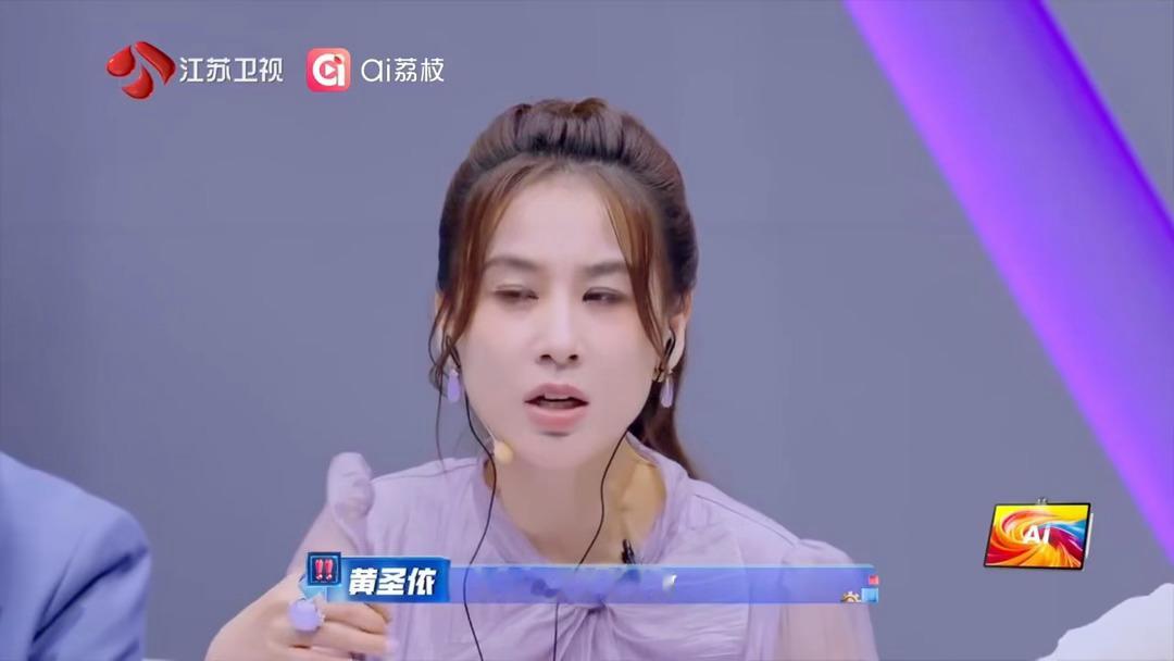 黄圣依离婚后开始狠狠搞事业黄圣依张泉灵再见爱人后再同框离婚之后黄圣依彻底放开手脚