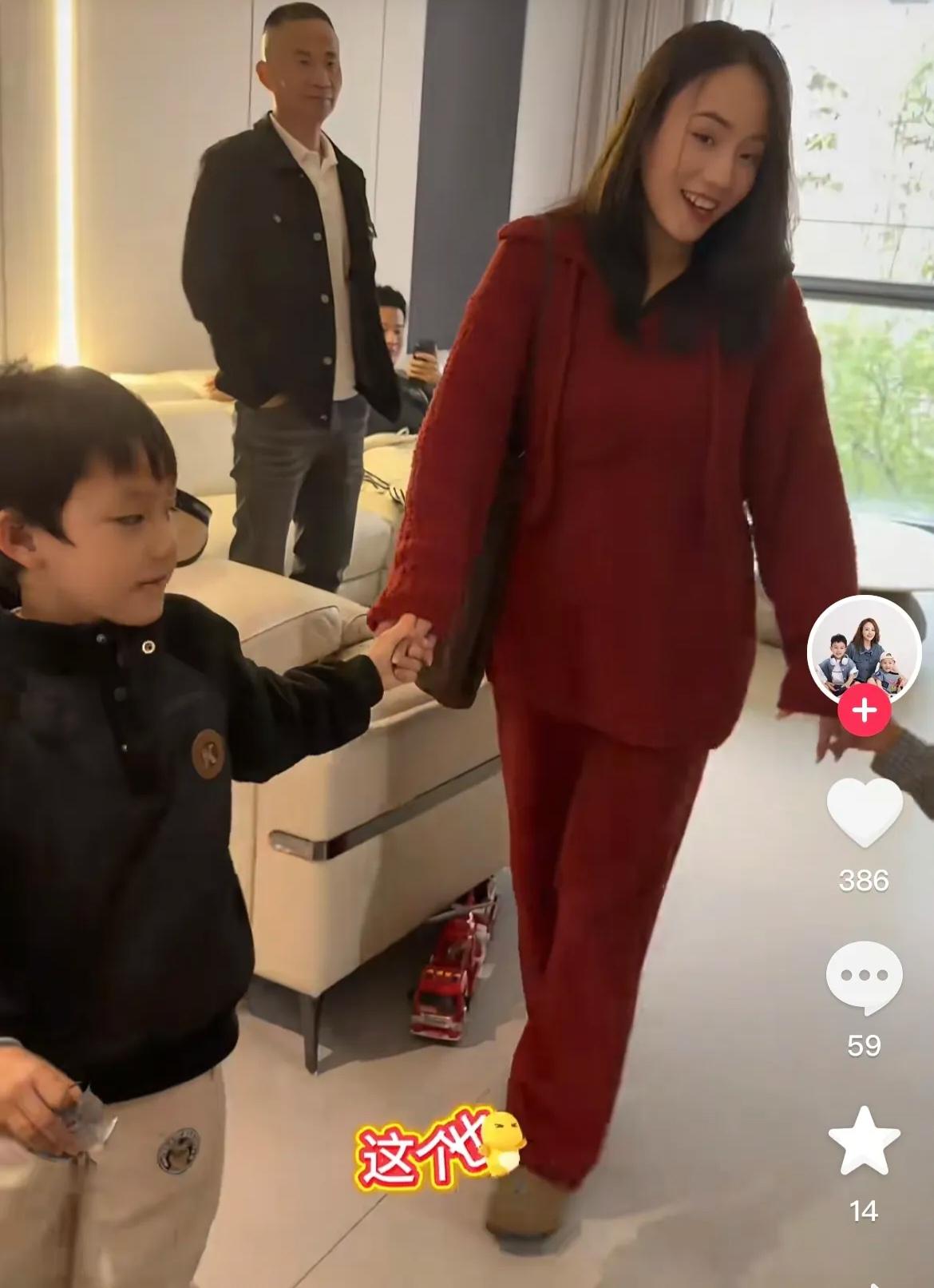 穿着红红火火又赚一大笔钱的川乡小妹儿工作一回来就去乡下别墅带回了小成成。
   